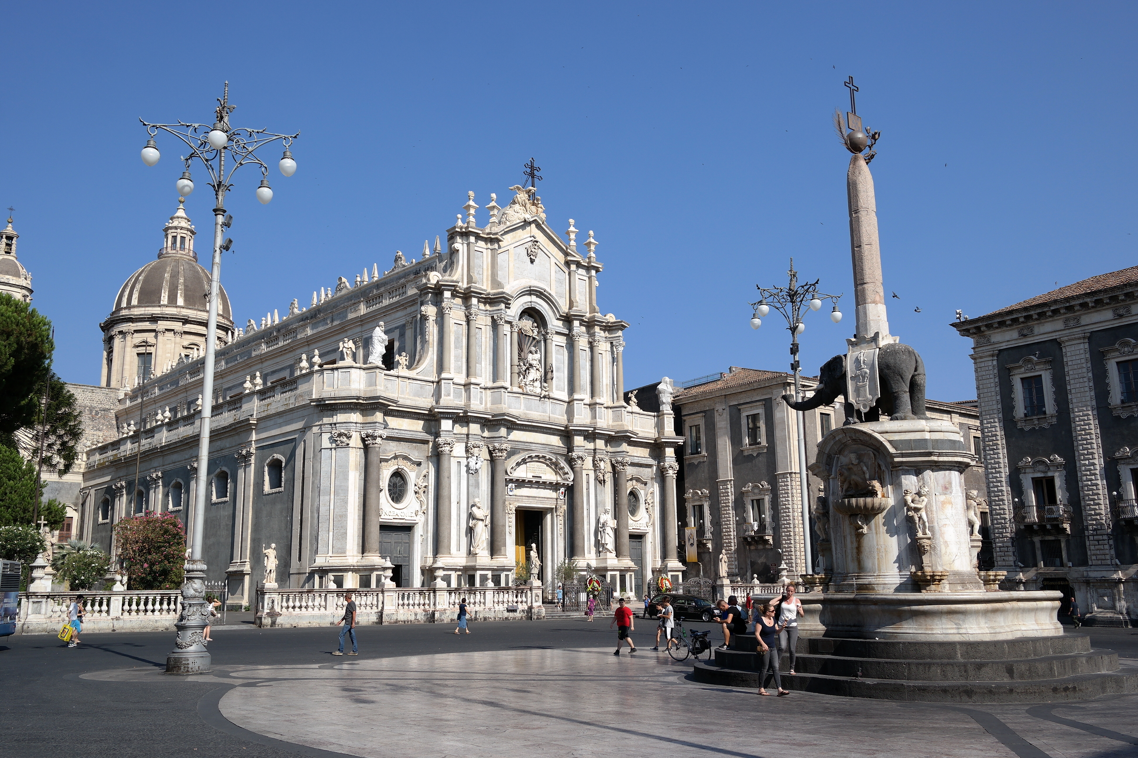 https://www.driverinsicily.com/public/img/fotoalbum/Catania_-_Piazza_Duomo.jpg