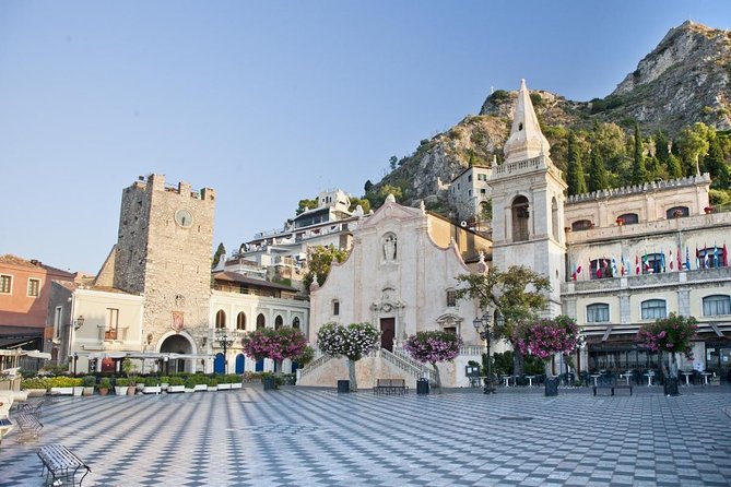 https://www.driverinsicily.com/public/img/fotoalbum/piazza_di_taormina.jpg